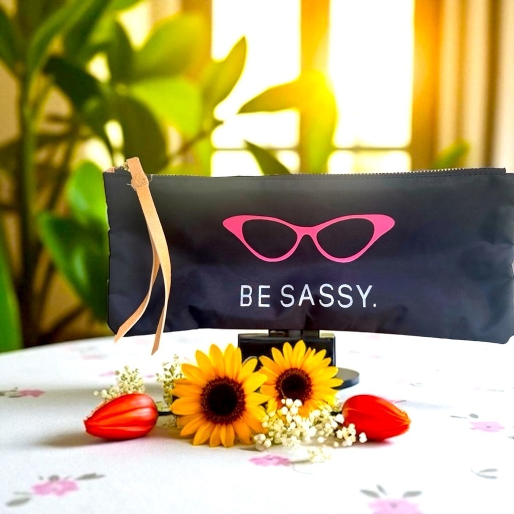 ☀️Be Sassy' Pouch with Cat Eye pink Sunglasses.